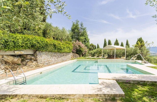 Beautiful villa with private pool, WIFI, A/C, TV, terrace, pets allowed, panoramic view and par.