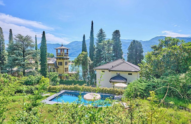 Beautiful villa, within walking distance of the lake, with swimming pool and private parking.