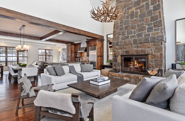 Beautifully Renovated 3BD 3.5BA Slopeside unit! Private Hot tub!