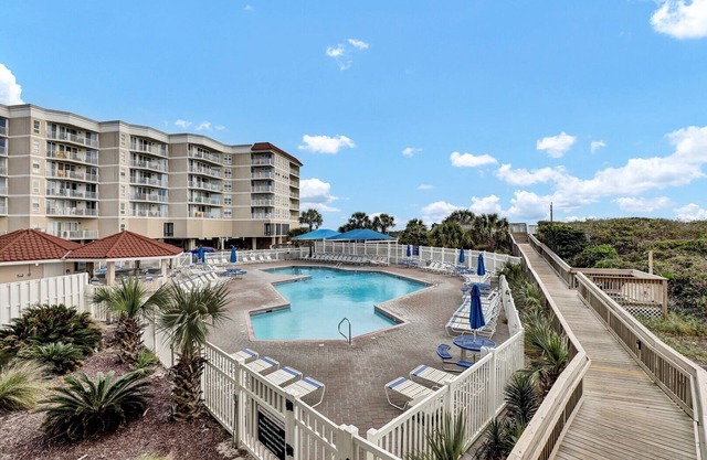 Beautifully Updated Oceanfront Condo w/wine fridge