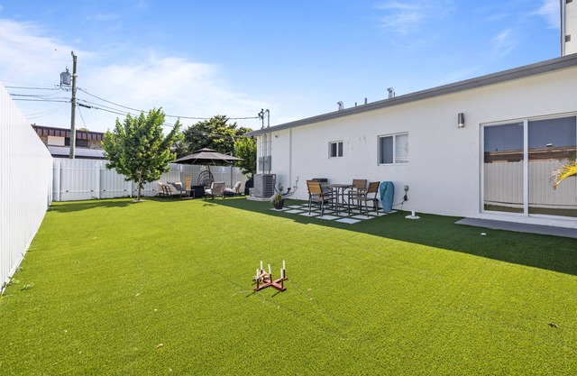 Bee Our Guest-Free Parking-Private Fence/Turf Patio-Grill-Fire Pit