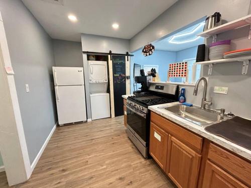 Berea's Blue Bungalow - Near Hopkins Airport, IX Center, NASA, Cle MetroParks & Baldwin Wallace - Coffee Provided!