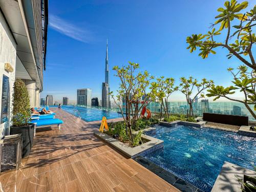 Best Burj Khalifa view balcony apartment with 64th floor infinity Pool in Paramount Hotel Midtown