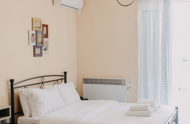 Best House, Nirvana, Patra