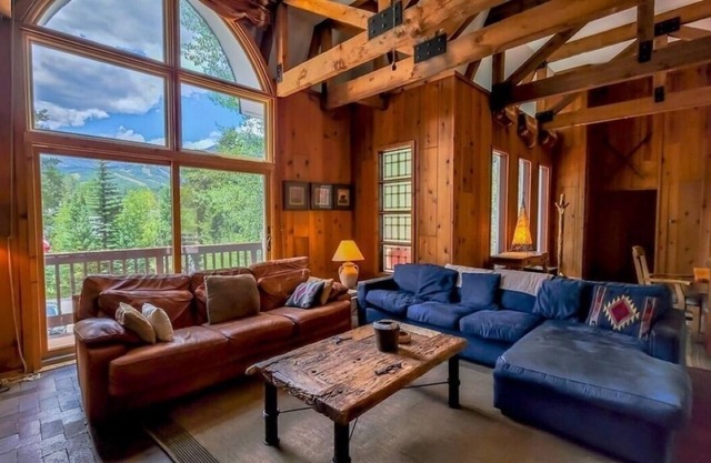 BEST LOCATION IN TOWN! JUST OFF MAIN STREET - WALK TO GONDOLA AND RESTAURANTS!