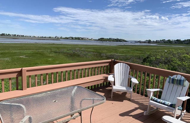 Best of both worlds - Pool Views & Beach Access