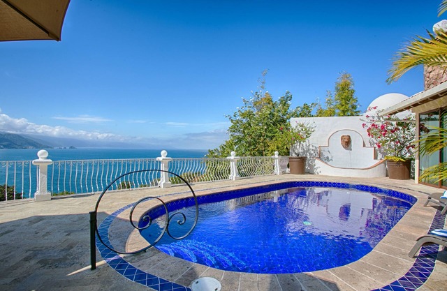 BEST SUNSET ROMANTIC PRIVATE VILLA W PRIVATE POOL, JACUZZI & STAFF 4BD