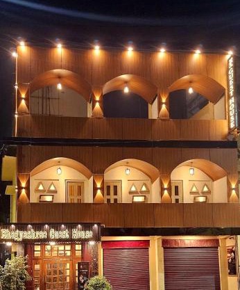 Bhagyashree Guest House 2 KM to Vishwanath Temple, Ganga Ghat Parking Available
