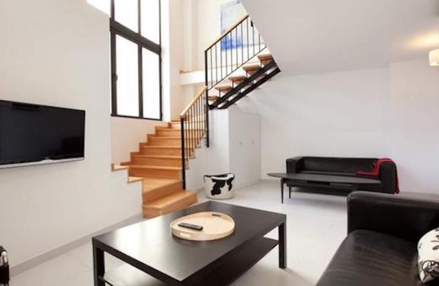 Big 2-level apartment near Park Guell with A/C and free wifi