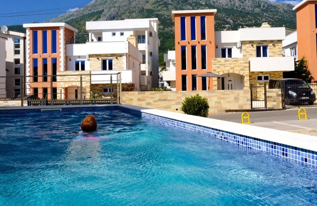 BIG and NEW, 5sleeps suit, pool, parking, optic internet