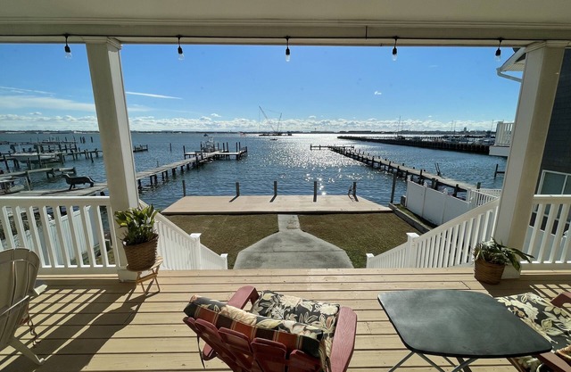 Big Waterfront House W/Amazing View And Swim Deck 3 Bedroom Home