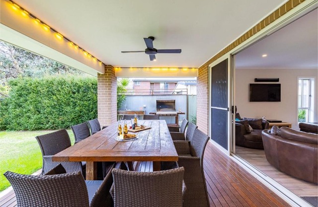 Big Wave At Shoal Bay 8 Achilles St large home with ducted air con Wi Fi and Linen
