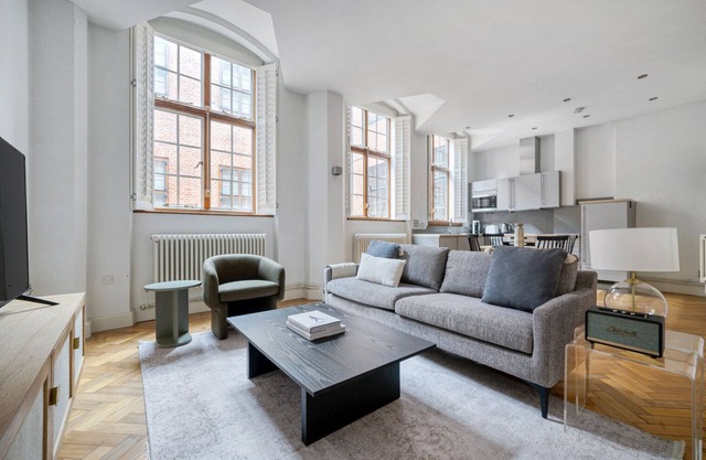 Big Windows City Apt wth High Ceiling nr Blackfriars stn, by Blueground