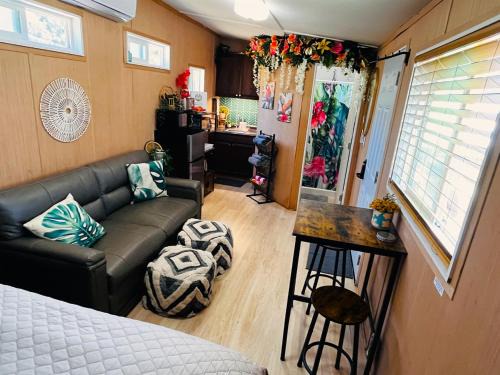 Birdie's Bungalow- Stunning views in cozy tropical hideaway!