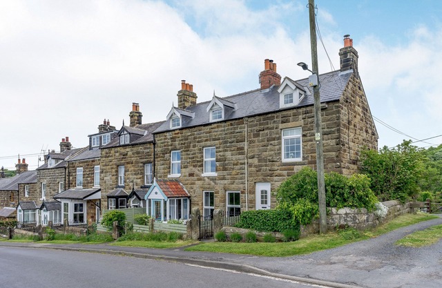 BLINKBONNY, pet friendly, character holiday cottage in Glaisdale