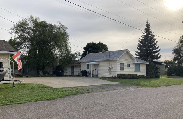 Blocks from downtown and has that country feel. Nestle in Columbia Falls comfort