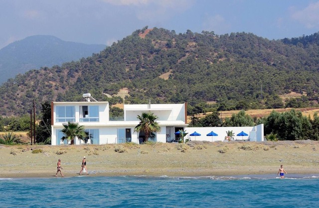 Blue - Beach Front Spectacular Villa Sleeps 10