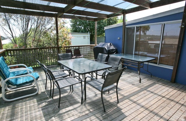 BLUE BERMI BEACH HOUSE: 10 Barragoot Street- Fishing shack and pet friendly