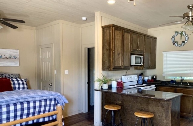 Blue Cabin With Red River Access