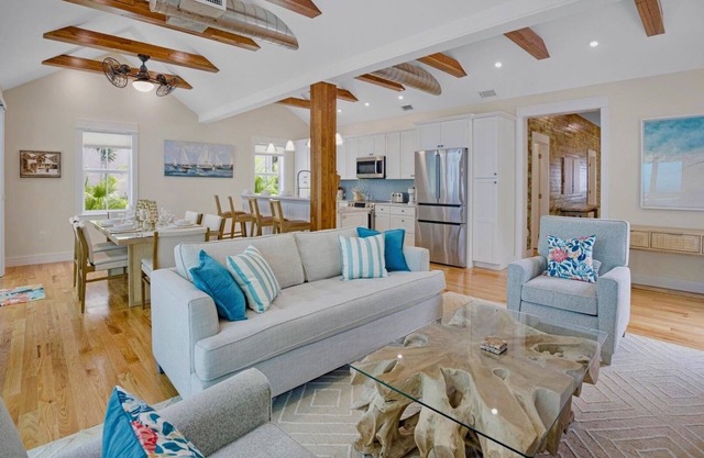 *BLUE HERON'S HIDEOUT @ OLD TOWN* Newly Renovated Home & Pool + LAST KEY SERVI