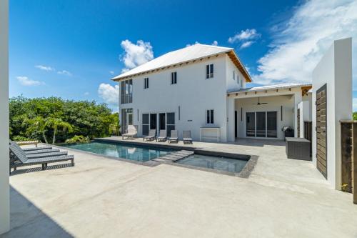 Blue Oasis and Pool Club at Mahogany Bay
