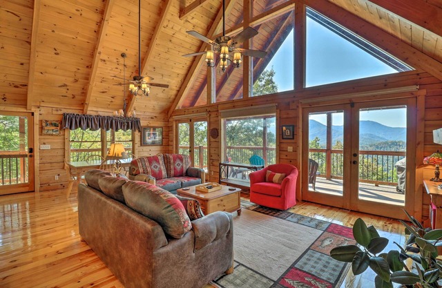 Blue Ridge Mtns Cabin w/Hot Tub, Grill & Views!