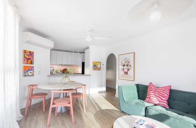 Blush on Broadbeach- beachside and pet friendly, 3rd floor walk up