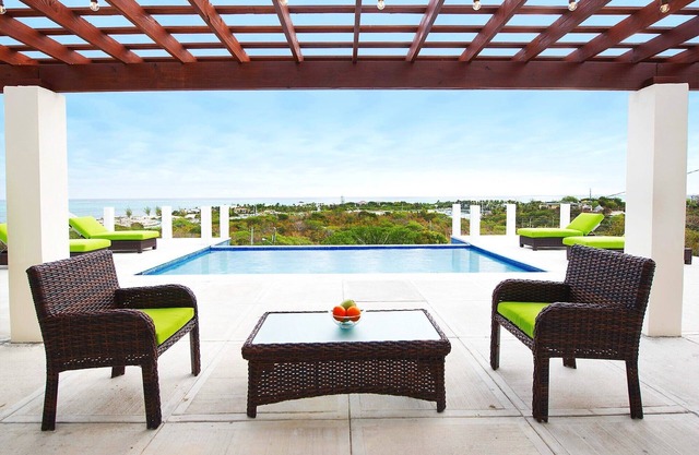 Boat, Pool, Jeep, Privacy. Close to everything and the best views on the island!