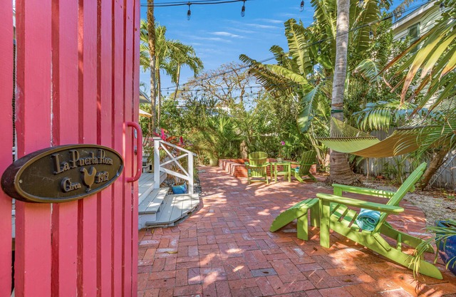BONITA EN ROSA ~ Charming 2 Bedroom, 1 Bathroom Home w/Pool!