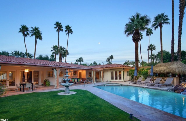 Book a Fall Getaway Today! Delightful Gated Estate with Tiki Bar and Pool!