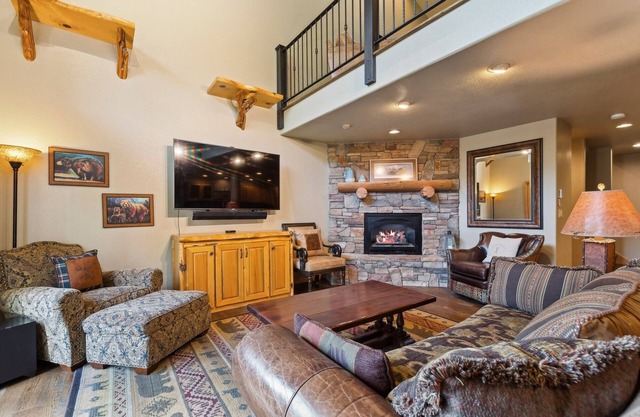 Book for Festive! Ski-in/Ski-out Chalet with Big Mountain Views and Hot Tub!