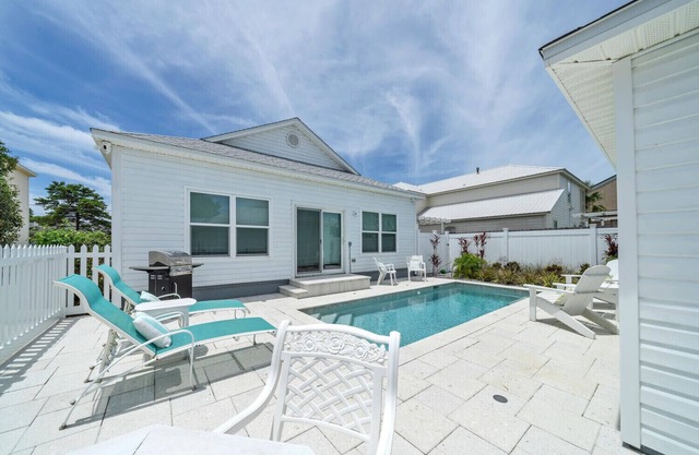 Booking fall Beach cottage and private pool 1 blk to Henderson 3 blks to beach