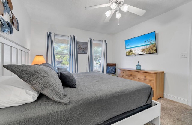 Booking fall No crowds Front porch and enclosed back deckn1k 2 twins Sleeps 4