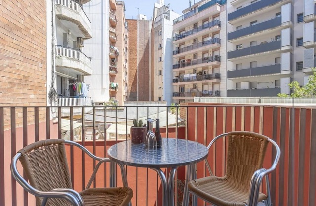 Born Area: flat for 8 w/shared pool near the beach