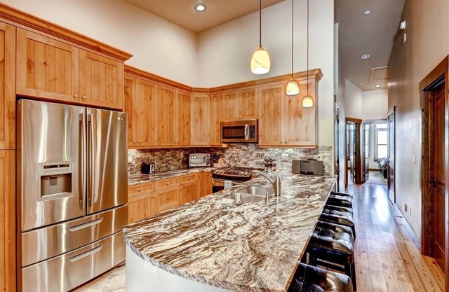 Boulevard Bend P2 3 Bedroom Condo by RedAwning