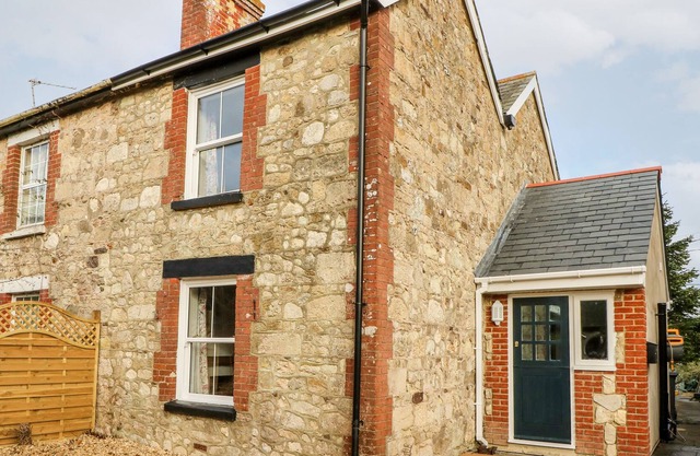 BRAMBLE COTTAGE, pet friendly, with open fire in Freshwater