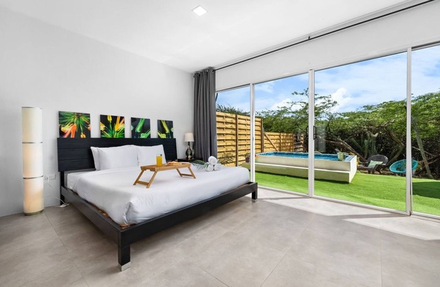 Brand New King Studio|Private Pool|5 Min to Beach