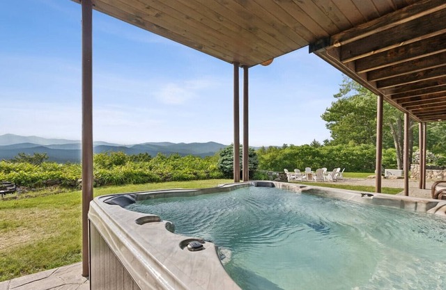Breathtaking Mountain Getaway - Skiing & Hot Tub