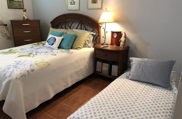 Breathtaking views from private balcony, pool, beach, golf, WiFi, A/C, sleeps 6.