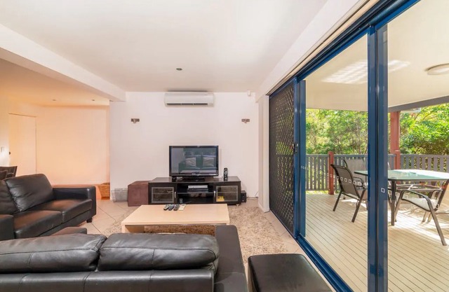 Breezy 4 Bedroom Queenslander in Balmoral