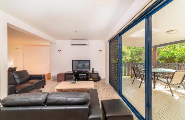 Breezy 4 Bedroom Queenslander in Balmoral