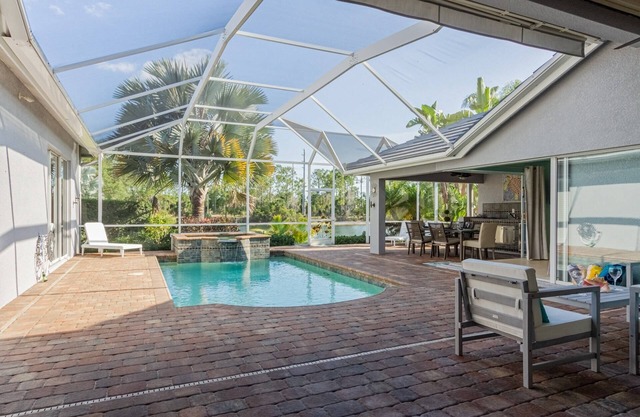 Briarwood home w/heated pool/spa-outdoor kitchen-retractable awning-private lake view