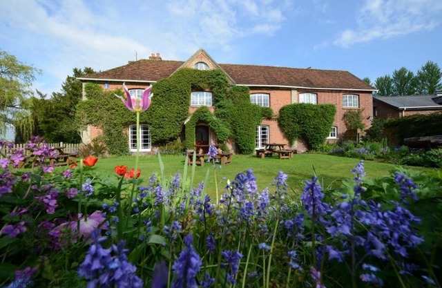 Bridge Farmhouse - an apartment that sleeps 20 guests in 8 bedrooms