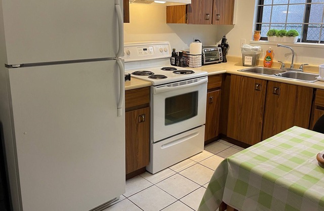 Bright 2 bedroom Commercial Dr area