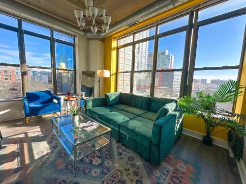 Bright 2BR Luxury Corner Suite with Optional Parking Sleeps 6 guests Near McCormick Place and Soldier Field