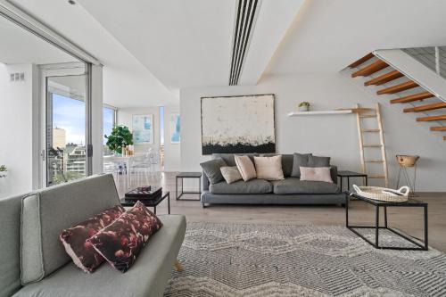 Bright 2BR Pad with Scenic City-View, Gym & Pool