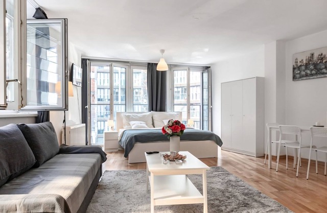 Bright and Airy 1BR Apartment/Close to Everything