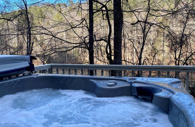 Bright and Airy Mountain Cabin, Hot tub, Pet Friendly, WiFi, Fireplace