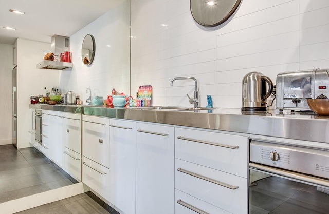 Bright, arty pad in foodie paradise, close to city
