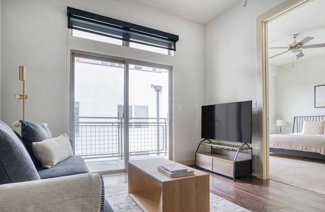 Bright Bouldin Creek 1BR w/ Gym, Pool & W/D, nr downtown, by Blueground